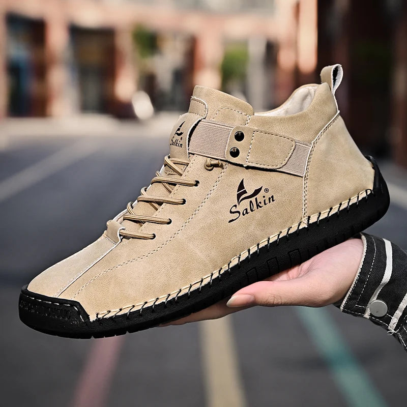 Novos ténis de homem em pele genuína feitos à mão, design casual 2025, sapatos de pele respiráveis, botas de tornozelo para homem, exterior