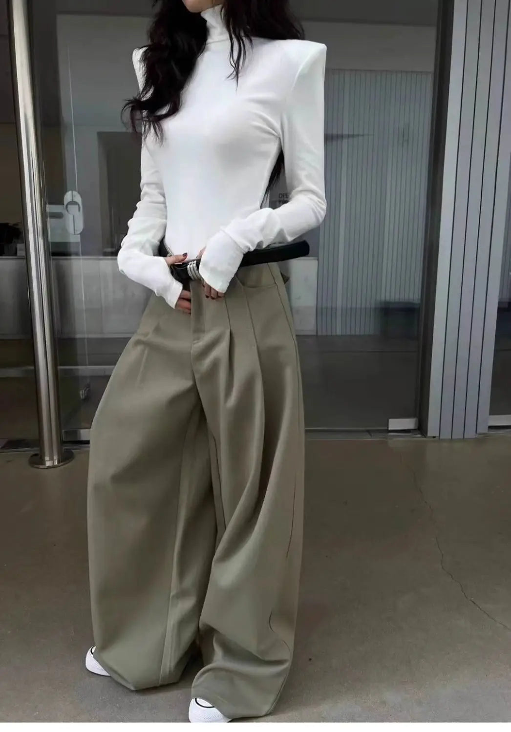 Women's High Neck Long Sleeve Top 2026 Spring New Korean Minimalist No Cuff Sleeve Design Structured Shoulder Slim Fit Knitwear