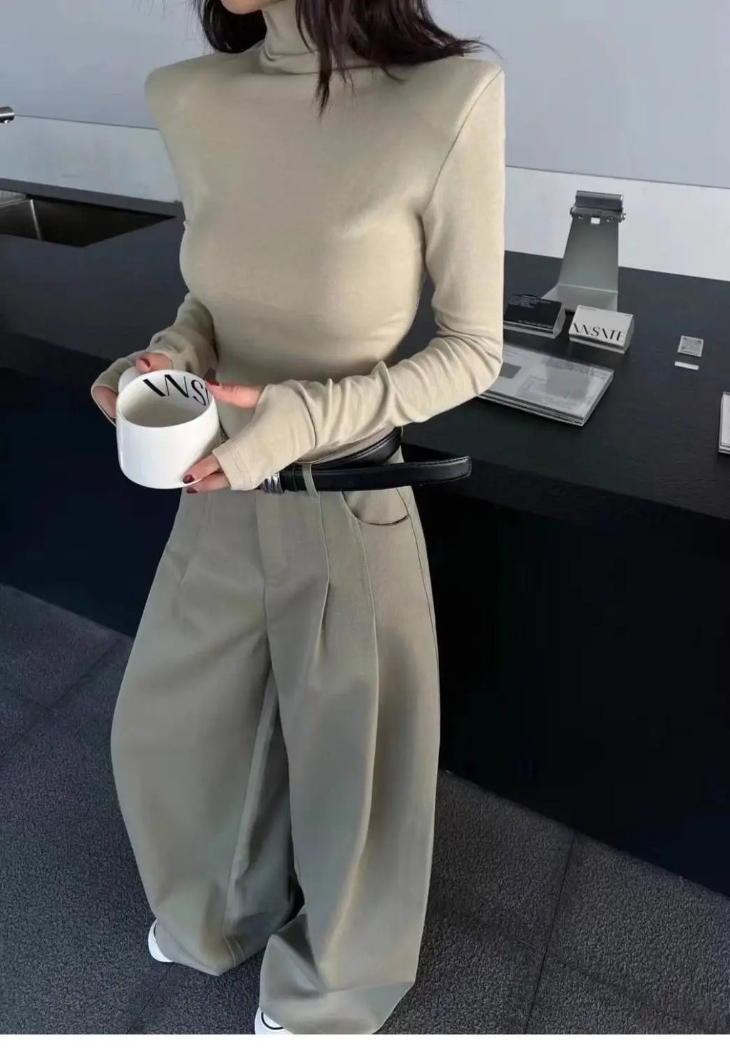 Women's High Neck Long Sleeve Top 2026 Spring New Korean Minimalist No Cuff Sleeve Design Structured Shoulder Slim Fit Knitwear
