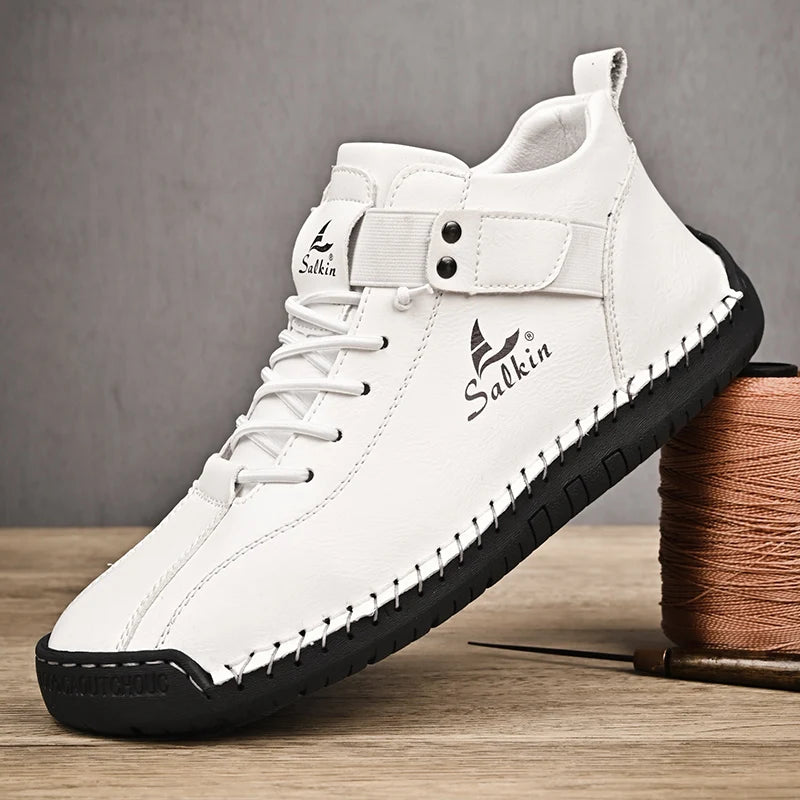 Novos ténis de homem em pele genuína feitos à mão, design casual 2025, sapatos de pele respiráveis, botas de tornozelo para homem, exterior