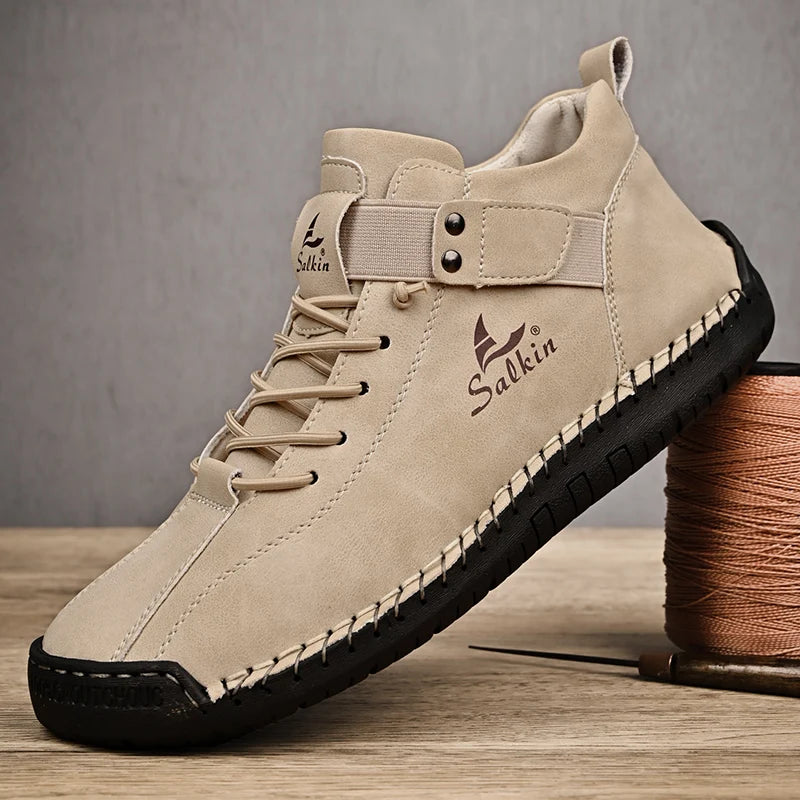 Novos ténis de homem em pele genuína feitos à mão, design casual 2025, sapatos de pele respiráveis, botas de tornozelo para homem, exterior