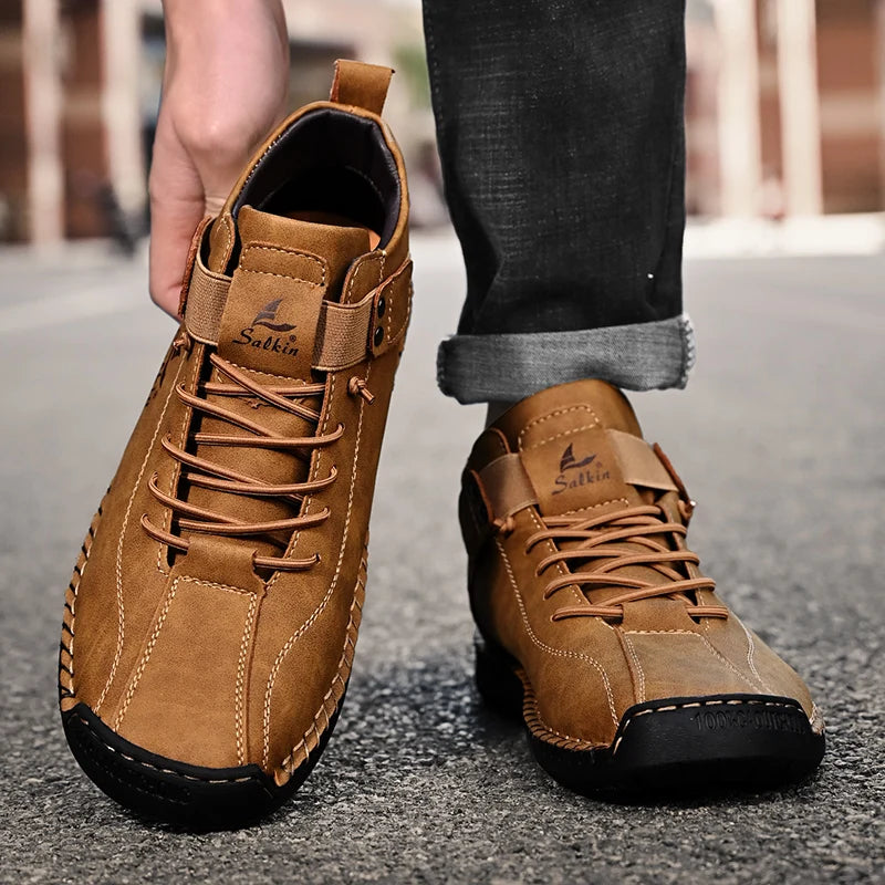 Novos ténis de homem em pele genuína feitos à mão, design casual 2025, sapatos de pele respiráveis, botas de tornozelo para homem, exterior