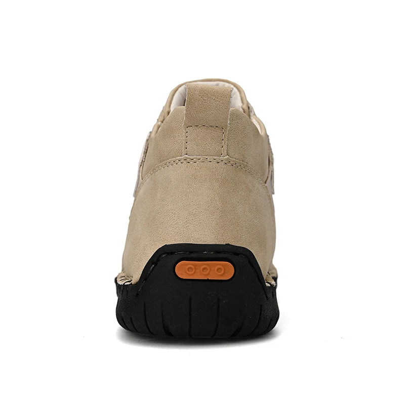 Novos ténis de homem em pele genuína feitos à mão, design casual 2025, sapatos de pele respiráveis, botas de tornozelo para homem, exterior