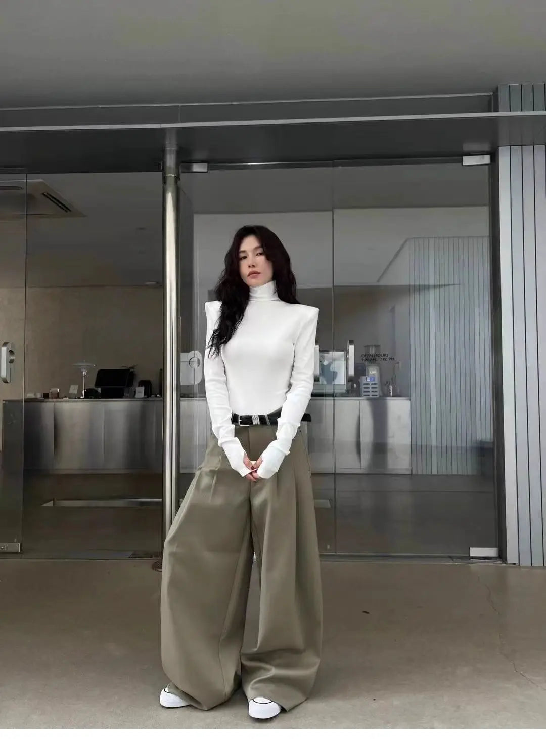 Women's High Neck Long Sleeve Top 2026 Spring New Korean Minimalist No Cuff Sleeve Design Structured Shoulder Slim Fit Knitwear
