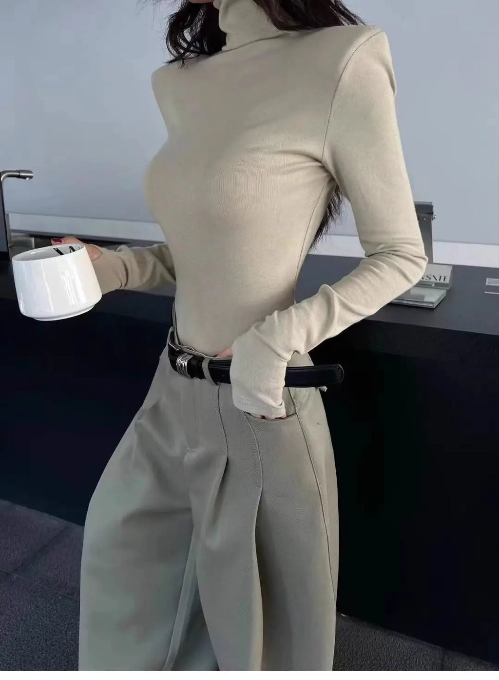 Women's High Neck Long Sleeve Top 2026 Spring New Korean Minimalist No Cuff Sleeve Design Structured Shoulder Slim Fit Knitwear