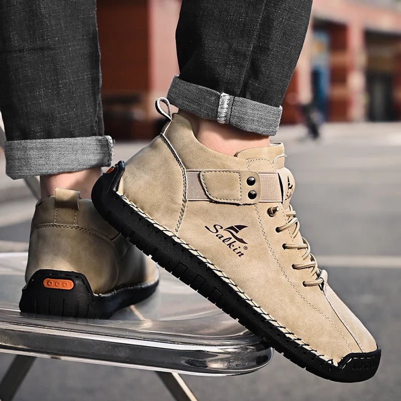 Novos ténis de homem em pele genuína feitos à mão, design casual 2025, sapatos de pele respiráveis, botas de tornozelo para homem, exterior