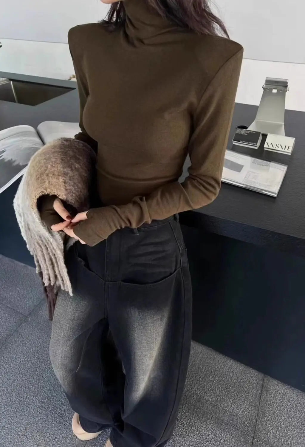 Women's High Neck Long Sleeve Top 2026 Spring New Korean Minimalist No Cuff Sleeve Design Structured Shoulder Slim Fit Knitwear