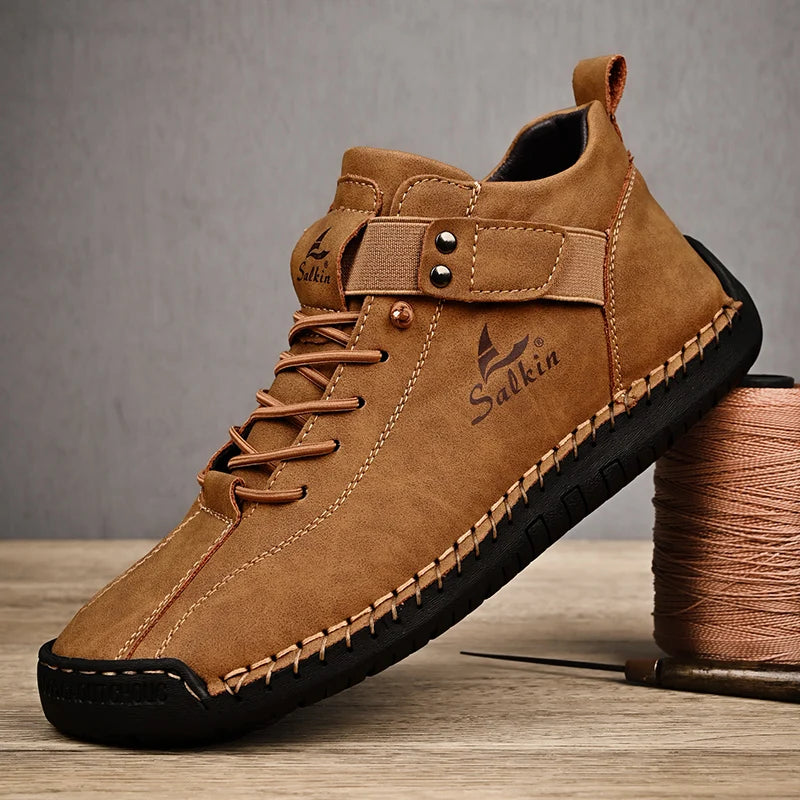 Novos ténis de homem em pele genuína feitos à mão, design casual 2025, sapatos de pele respiráveis, botas de tornozelo para homem, exterior