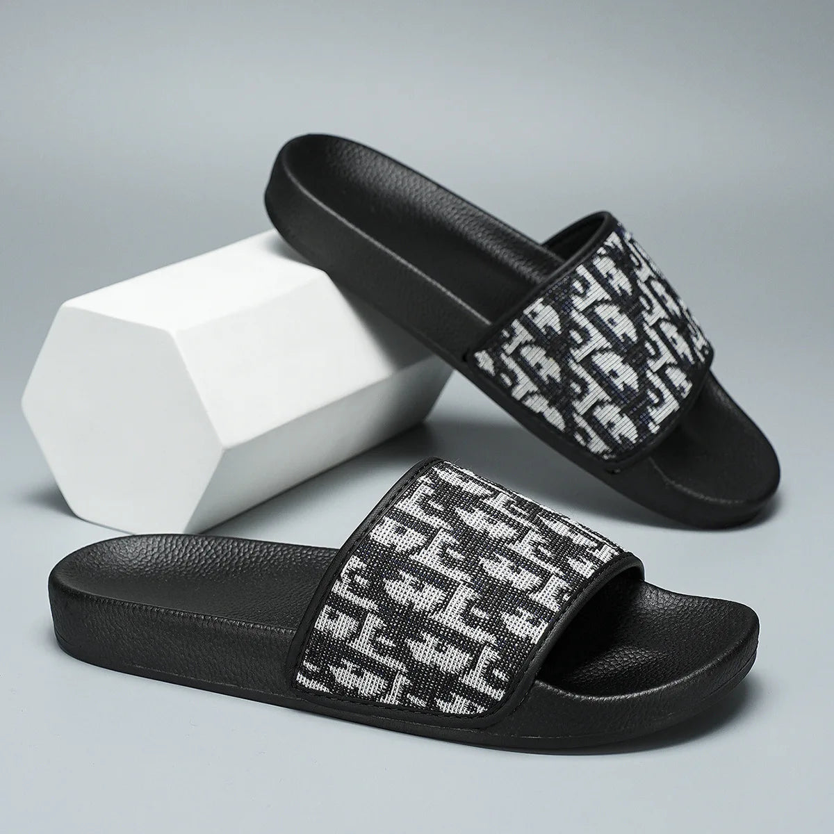 2026 New Men's Home Slippers Lightweight Summer New Style Flat and Worn Casual Retro Patterned Anti-slip Quick-drying Sandals