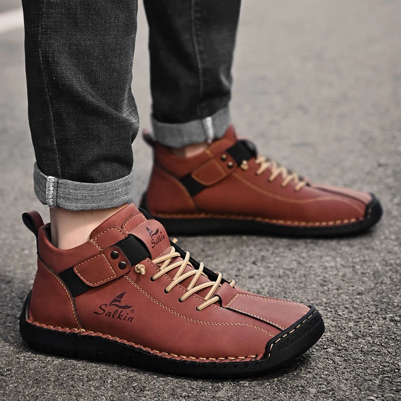 Novos ténis de homem em pele genuína feitos à mão, design casual 2025, sapatos de pele respiráveis, botas de tornozelo para homem, exterior