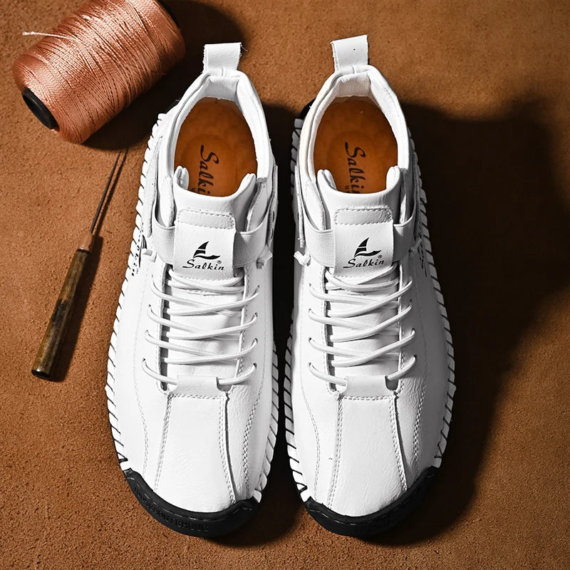 Novos ténis de homem em pele genuína feitos à mão, design casual 2025, sapatos de pele respiráveis, botas de tornozelo para homem, exterior