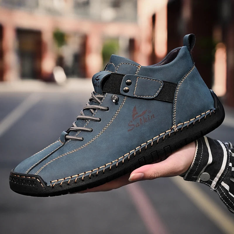 Novos ténis de homem em pele genuína feitos à mão, design casual 2025, sapatos de pele respiráveis, botas de tornozelo para homem, exterior