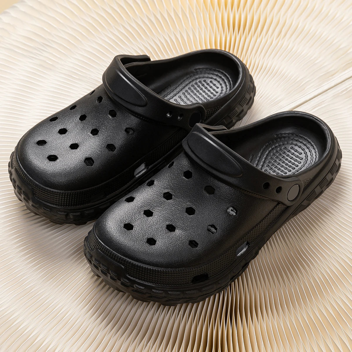 Women and Men's Hole Shoes Summer Non-Slip Outdoor Sandals Closed Toe Shit Feeling Beach Slippers Thick Bottom Soft Bottom