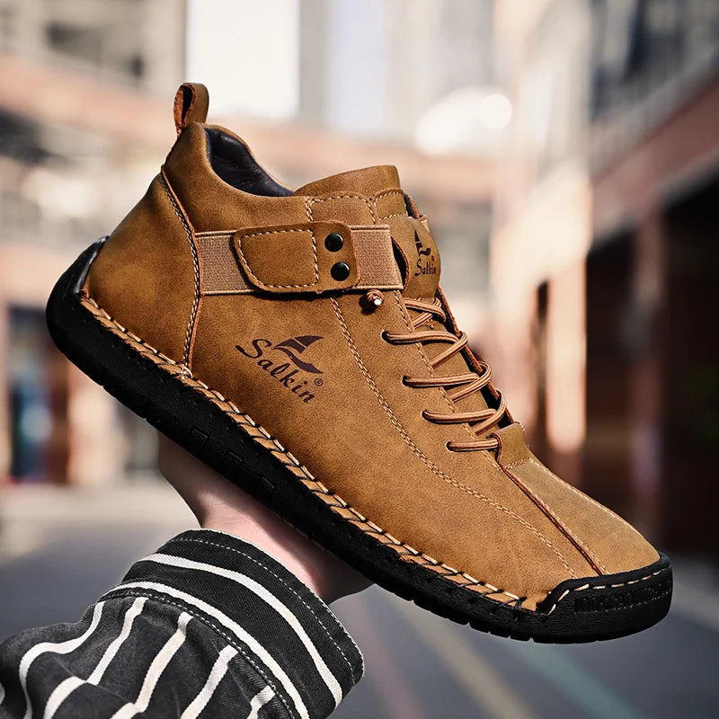 Novos ténis de homem em pele genuína feitos à mão, design casual 2025, sapatos de pele respiráveis, botas de tornozelo para homem, exterior