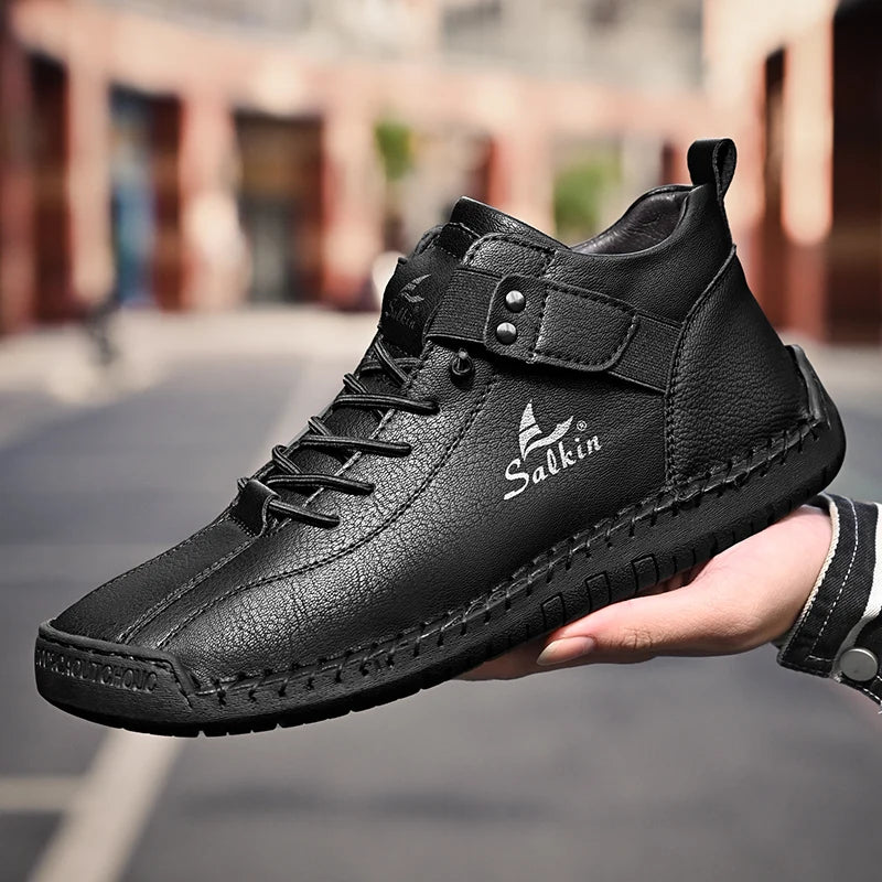 Novos ténis de homem em pele genuína feitos à mão, design casual 2025, sapatos de pele respiráveis, botas de tornozelo para homem, exterior