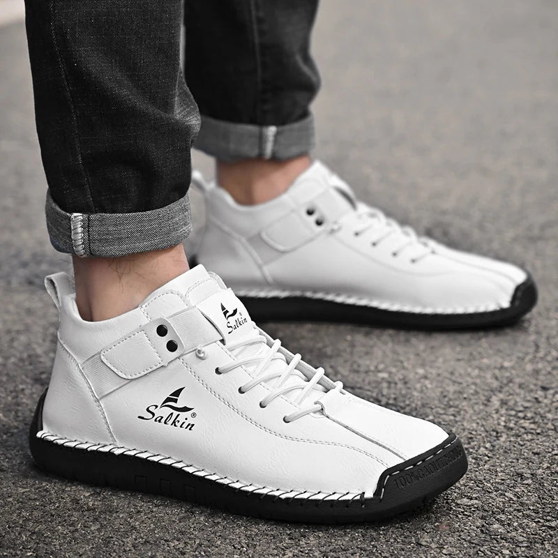 Novos ténis de homem em pele genuína feitos à mão, design casual 2025, sapatos de pele respiráveis, botas de tornozelo para homem, exterior
