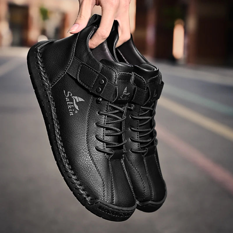 Novos ténis de homem em pele genuína feitos à mão, design casual 2025, sapatos de pele respiráveis, botas de tornozelo para homem, exterior