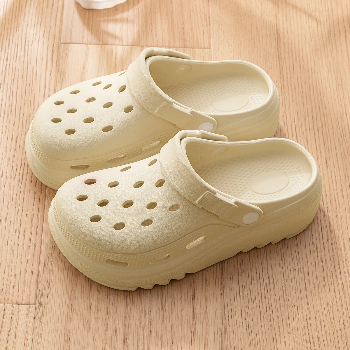 Women and Men's Hole Shoes Summer Non-Slip Outdoor Sandals Closed Toe Shit Feeling Beach Slippers Thick Bottom Soft Bottom