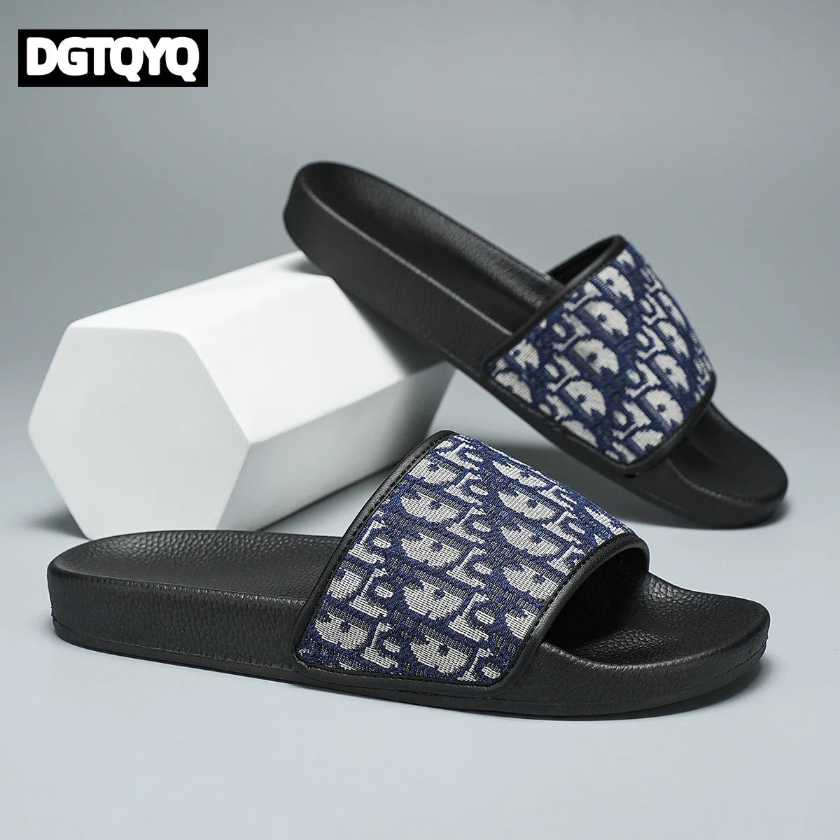 2026 New Men's Home Slippers Lightweight Summer New Style Flat and Worn Casual Retro Patterned Anti-slip Quick-drying Sandals