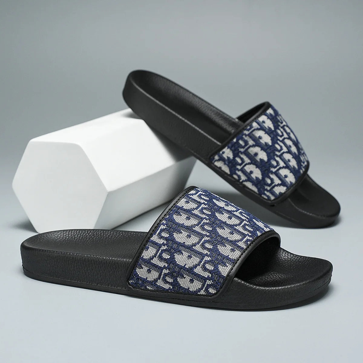 2026 New Men's Home Slippers Lightweight Summer New Style Flat and Worn Casual Retro Patterned Anti-slip Quick-drying Sandals