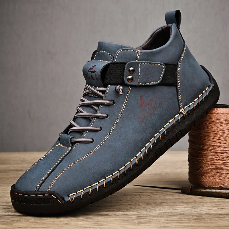 Novos ténis de homem em pele genuína feitos à mão, design casual 2025, sapatos de pele respiráveis, botas de tornozelo para homem, exterior