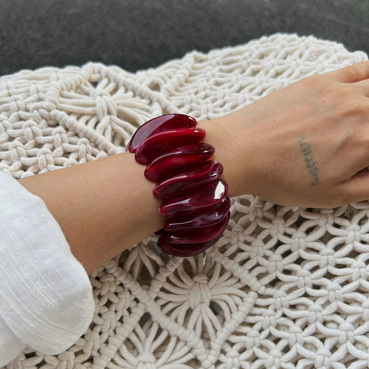 Vintage Red Thick Resin Acrylic Bangles for Women on Hand Goth Geometric Charm Wide Hip Hop Metal Cuff Bangle Aesthetic Jewelry