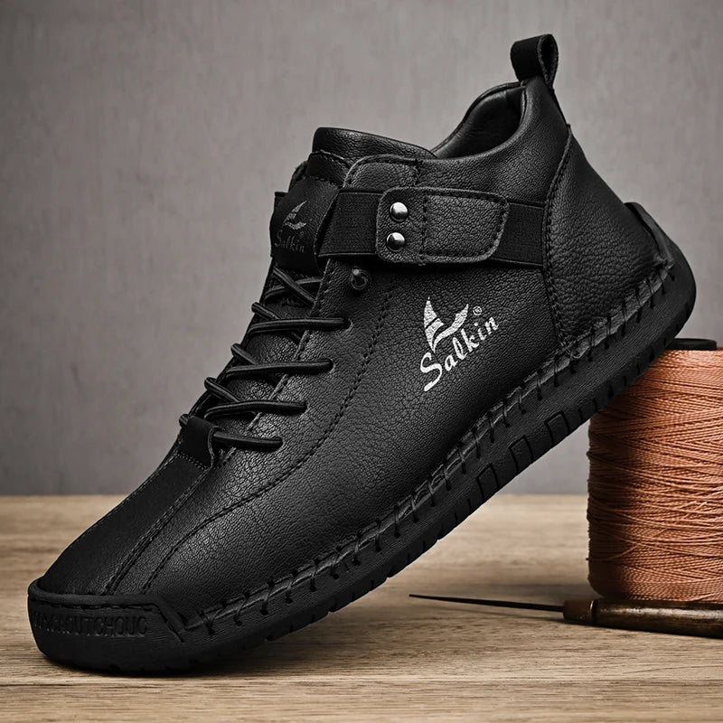 Novos ténis de homem em pele genuína feitos à mão, design casual 2025, sapatos de pele respiráveis, botas de tornozelo para homem, exterior