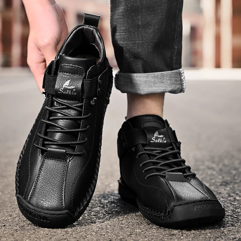 Novos ténis de homem em pele genuína feitos à mão, design casual 2025, sapatos de pele respiráveis, botas de tornozelo para homem, exterior