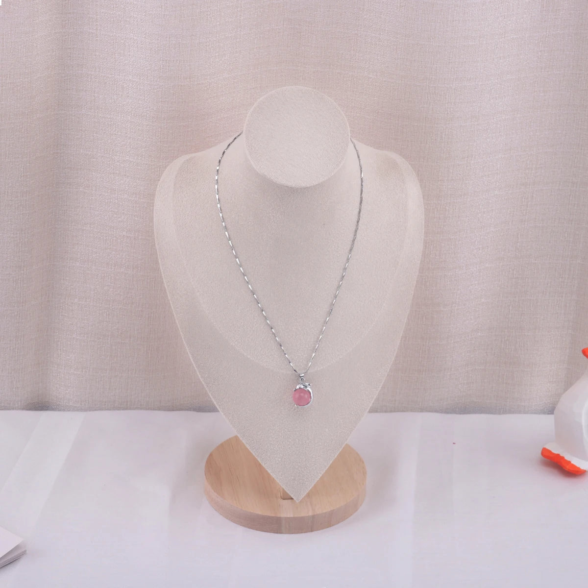 Velvet Portrait Necklace Display Pendant Organizer Jewelry Display Stand Jewelry Mannequin Bust Necklace Pendant Window Display