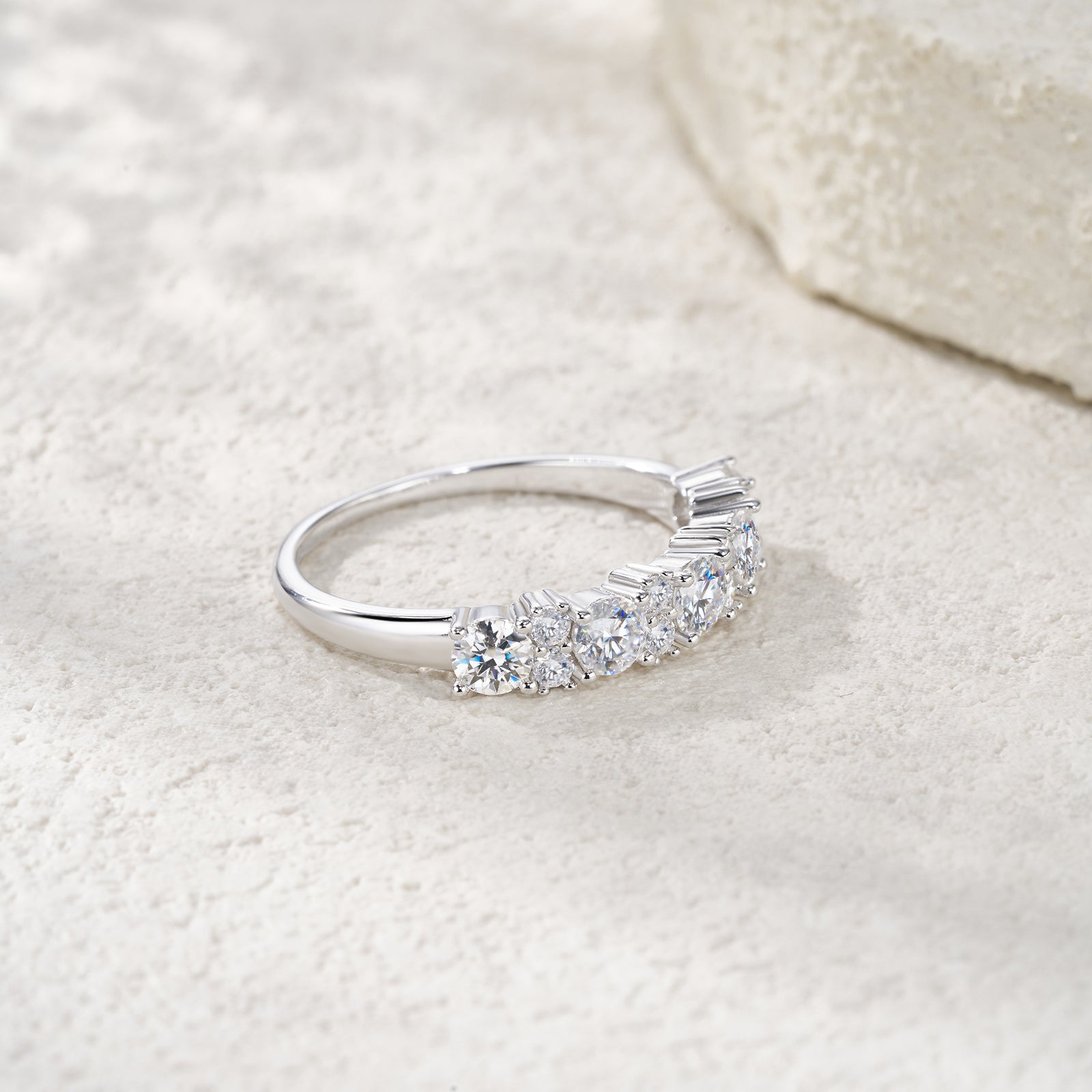 A Luxurious And Fashionable Minimalist Jewelry Ring Featuring Top-quality Moissanite, Made Of S925 Silver Electroplated With Platinum.