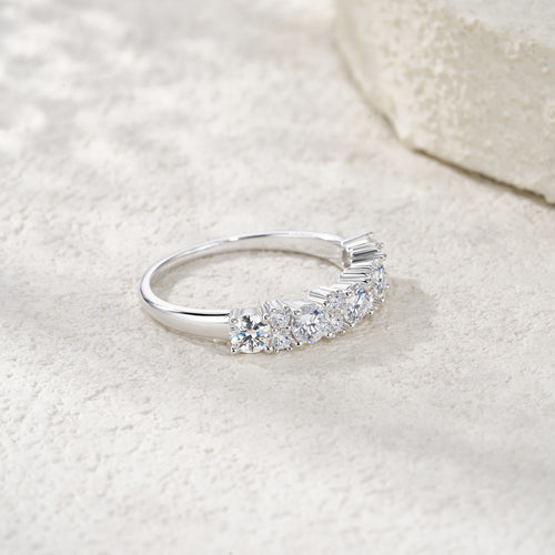 A Luxurious And Fashionable Minimalist Jewelry Ring Featuring Top-quality Moissanite, Made Of S925 Silver Electroplated With Platinum.