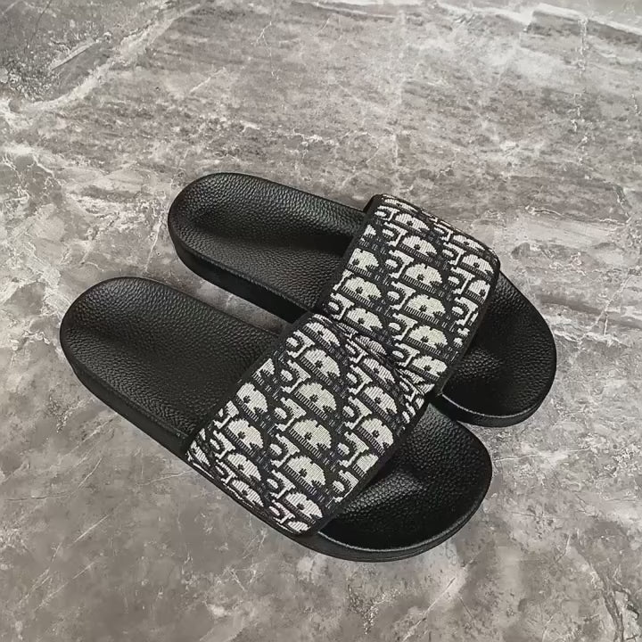 2026 New Men's Home Slippers Lightweight Summer New Style Flat and Worn Casual Retro Patterned Anti-slip Quick-drying Sandals