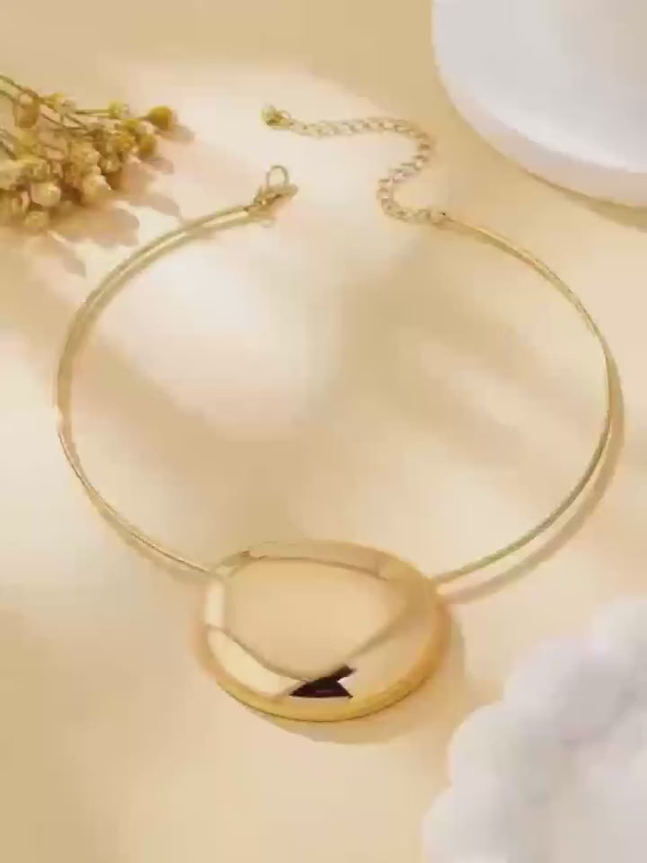 A Women's Necklace with a Glossy Geometric Design, Exaggerated and Fashionable, Suitable for Everyday Wear and Vacations